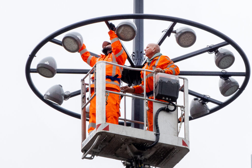 Een CityTec hoogwerker in actie bij het onderhoud van een lantaarnpaal 3