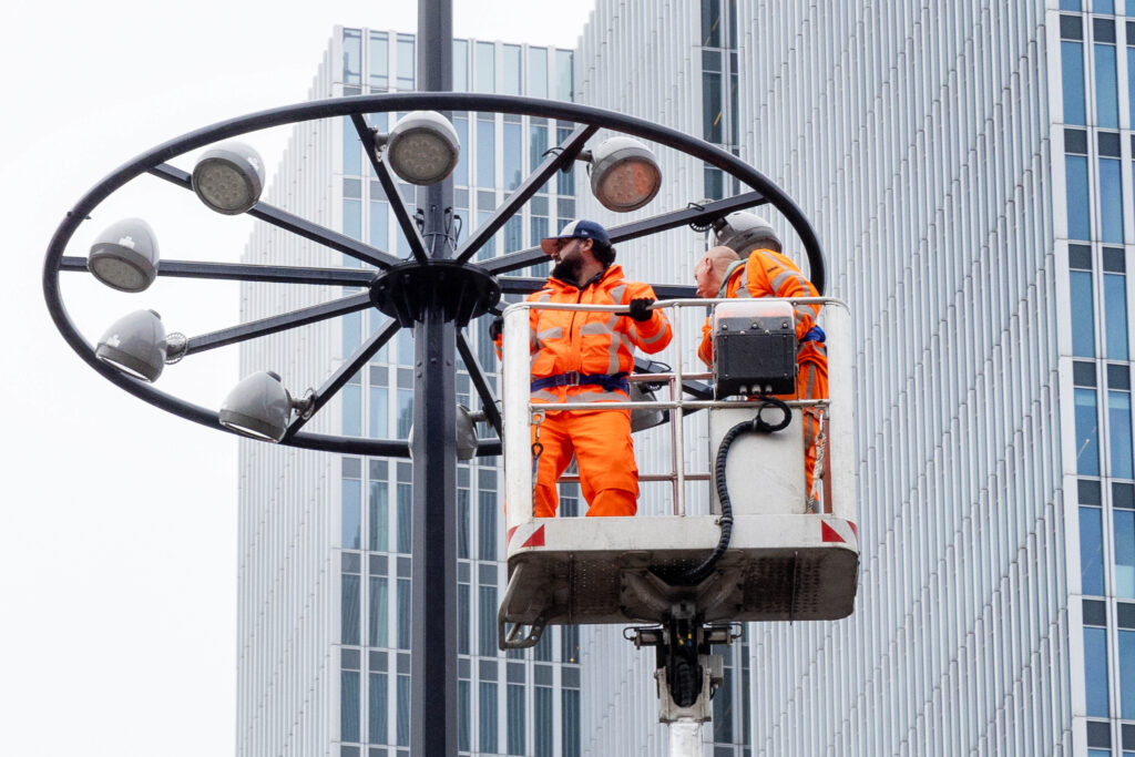 Een CityTec hoogwerker in actie bij het onderhoud van een lantaarnpaal 2